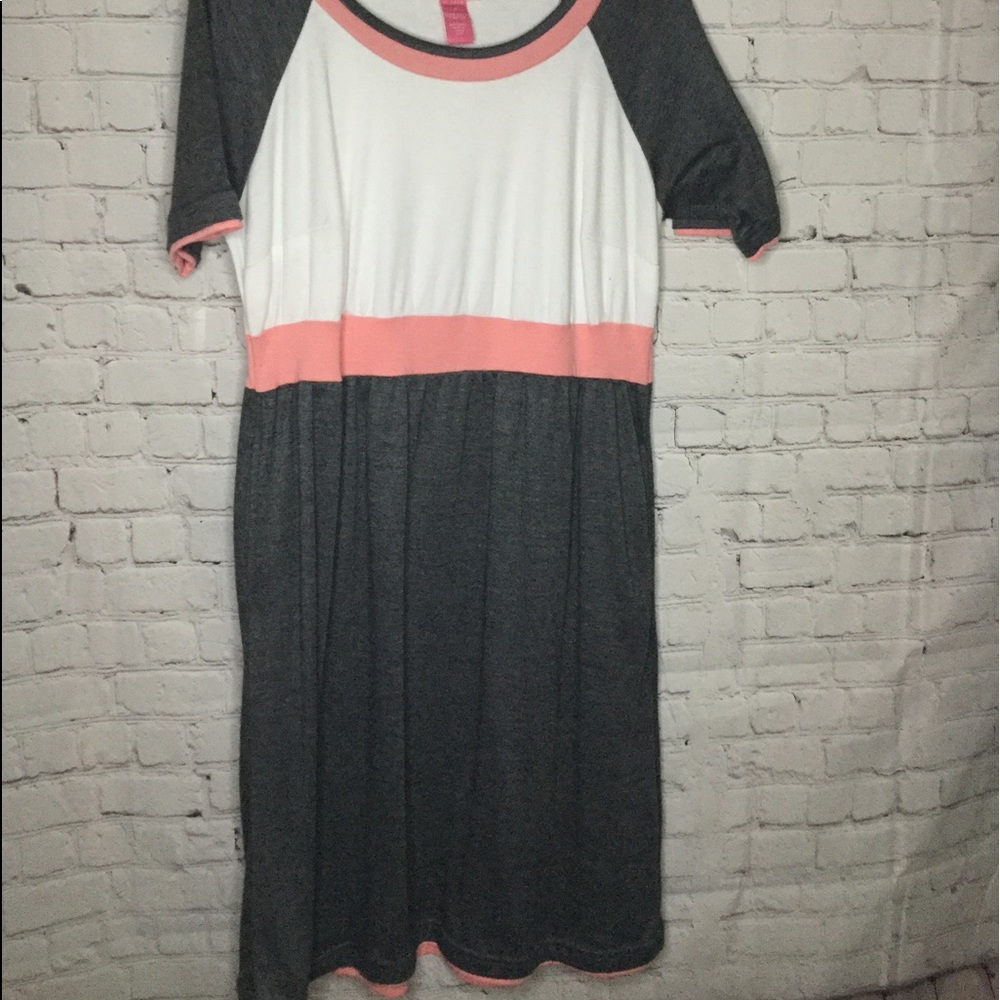 Dress- Gently Worn- Pretty